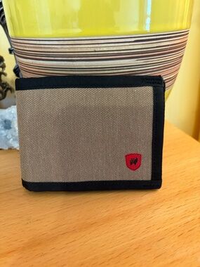 Grand Trunk Bifold Slim Travel Wallet Tan RFID Blocking EUC No Stylus or Lanyard